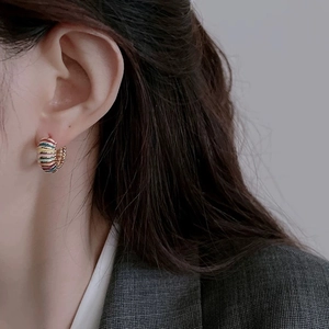 Boucles d'oreilles créoles en C à rayures arc-en-ciel avec finition métallique colorée