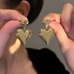 Schicke doppel Herz Ohrstecker in poliertem Gold für einen stilvollen täglichen Look