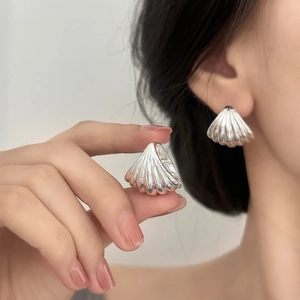 Boucles d'oreilles rétro en argent en forme de coquillage avec texture nervurée chic