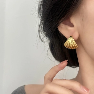 Élégantes boucles d'oreilles coquillages dorées texturées pour un style vintage