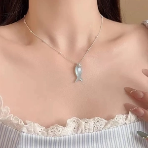 Élégant collier d'été en forme de poisson avec pendentif bleu clair sur chaîne perlée