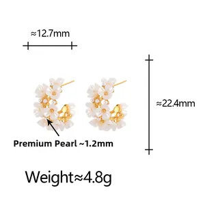 Boucles d'oreilles fleur dorées avec pétales blancs et perles de 12,7mm sur 22,4mm