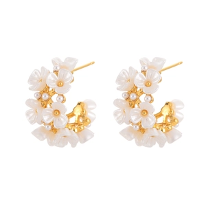 Boucles d'oreilles créoles dorées avec fleurs en résine blanche et perles fines
