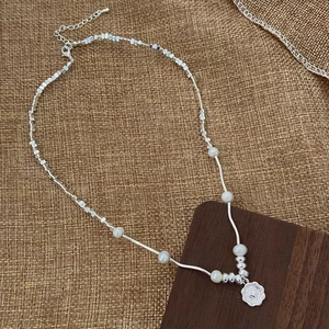 Collana di perline vintage francese con eleganti perle bianche e ciondolo con rilievo
