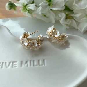 Boucles Oreilles Fleurs Élégantes Avec Pétales Résine Fausses Künstliche Perles Et Tige En Argent Sterling 925 Pour Femmes