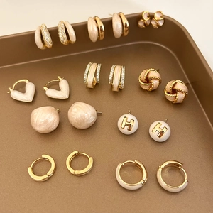 Boucles D'oreilles Créoles Géométriques Émail Blanc Cuivre Doré Zircone Style Minimaliste Rétro Français Pour Femmes