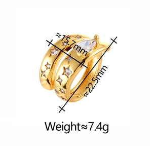 Détail de la bague large dorée avec découpes en étoile et zircon taille poire