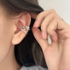 Élégant ear cuff argenté double couche avec fleurs en zircon et perles blanches