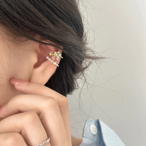 Boucle d'oreille fleur dorée avec zircon étincelant et cinq perles blanches pour femme