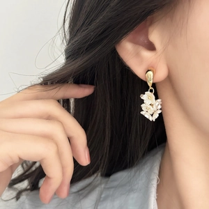 Boucles d'oreilles rétro françaises en métal doré avec pampilles de fleurs blanches