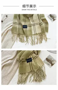 Dettaglio delle nappe della sciarpa a quadri e dell'etichetta tessuta Elegant & Classic