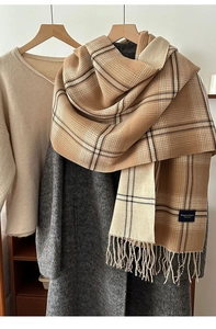 Sciarpa classica a quadri con frange beige e cammello abbinata a maglia autunnale