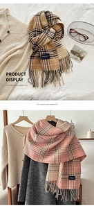 Dettaglio della sciarpa in finto cashmere a quadri con trama a frange eleganti