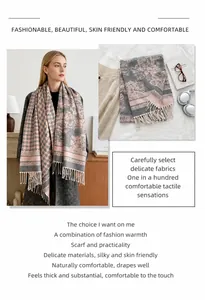 Dettaglio della sciarpa effetto cashmere con motivo pied de poule e frange morbide