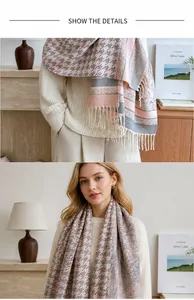 Dettaglio di sciarpa pied-de-poule rosa e grigia con frange e texture morbida cashmere