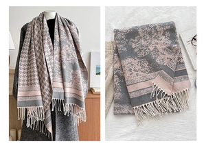 Dettaglio di sciarpa pied de poule rosa e grigia con nappe e morbida trama in cashmere