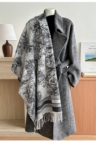 Dettaglio della sciarpa morbida effetto cashmere con motivi di paesaggi grigi e neri