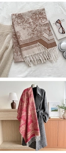 Dettaglio di sciarpe effetto cashmere con motivi vintage e rifiniture di nappe