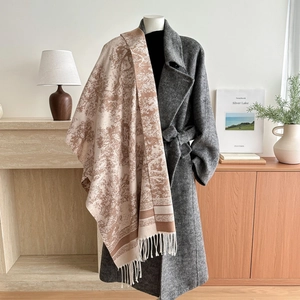 Elegante sciarpa in finto cashmere con motivi di alberi jacquard e nappe decorative