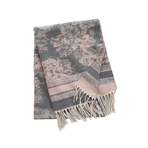 Elegante scialle grigio-rosa stile cashmere con motivo marmorizzato e frange