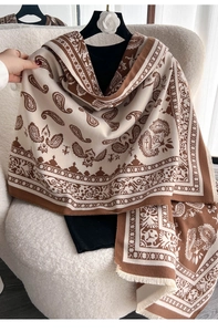 Detailansicht eines dicken Paisley-Jacquard-Schals mit dekorativen kurzen Fransen
