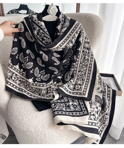 Detailaufnahme des Jacquard-Paisleymusters auf dem dicken schwarz-weißen Schal