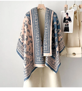 Detailansicht des Jacquard-Paisleymusters und der Fransen an diesem dicken Pashmina