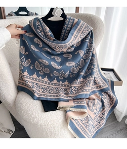 Detailansicht von Paisley-Muster und Fransen an diesem blau-rosa Strickschal