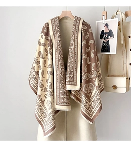 Detail des Jacquard-Paisley-Schals mit weichen Fransen und hochwertiger Stoffstruktur