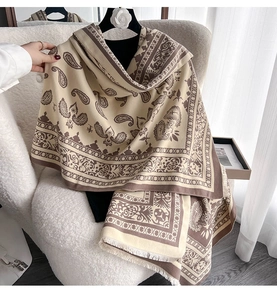 Detailansicht des Jacquard-Schals mit Paisleymuster und dekorativen weißen Fransen