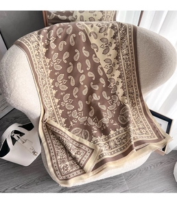 Detailansicht des Paisley-Musters und der weichen Textur dieses Vintage-Schals