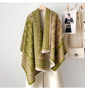 Nahaufnahme des grünen Paisley-Jacquard-Schals mit Quastendetails auf einem Mantel