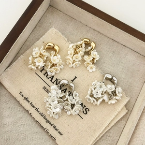 Boucles d'oreilles vintage fleurs à pampilles dorées et argentées aux pétales blancs