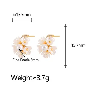 Boucles d'oreilles fleurs dorées avec pétales en nacre et perles blanches de 5 mm