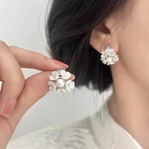 Élégantes boucles d'oreilles fleurs blanches avec perle centrale et cristaux brillants