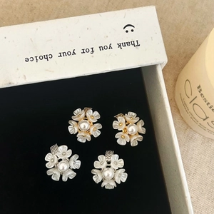 Boucles D'oreilles Clous Fleurs Élégantes Avec Künstliche Perles D'imitation Pétales En Coquille Et Zircone Cuivre Plaqué Or