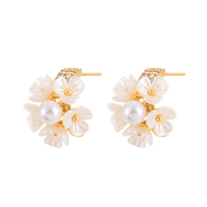 Boucles d'oreilles fleurs en perles avec pétales en nacre et accents dorés sur blanc