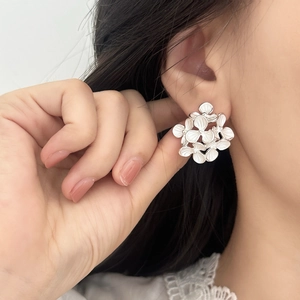 French vintage style irregular flower stud earrings in silver white with matte finish