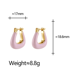 Gros plan de boucles d'oreilles en émail rose en forme de U avec bords dorés