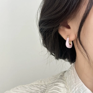 Boucles d'oreilles créoles en émail rose en forme de U avec détails dorés