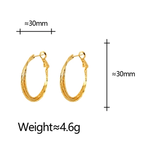 Details von mehrlagigen Gold-Creolen mit 30mm Durchmesser und 4,6g Gewichtsangabe