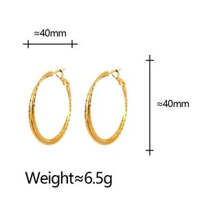 Detailansicht der 40mm goldenen Creolen mit Gewichtsangabe und strukturierter Oberfläche