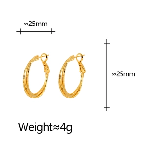 Details von 25 mm goldenen Creolen mit gedrehter Textur sowie Maß- und Gewichtsangaben