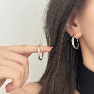 Silberne doppelreihige Creolen im minimalistischen Design mit gebürsteter Metallstruktur
