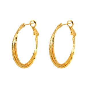 Detail goldener Creolen mit karierter Textur und dreilagigem, gedrehtem Design für Damen