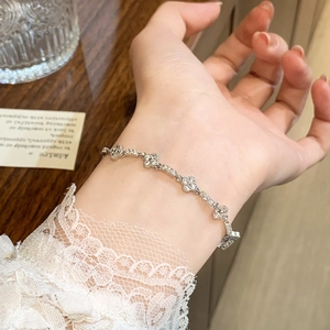 Bracelet trèfle argenté avec zircons blancs scintillants sur une chaîne fine