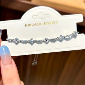 Détail du bracelet trèfle en argent avec zircone et fermoir coulissant réglable