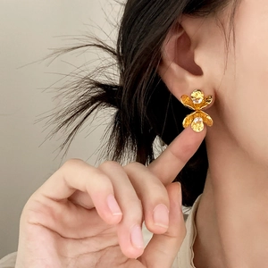 Elegant gold flower stud earrings with sparkling zircon center and textured metal finish