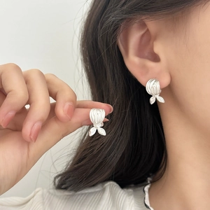 Boucles d'oreilles queue de poisson en argent mat avec sphère texturée et détails de pétales