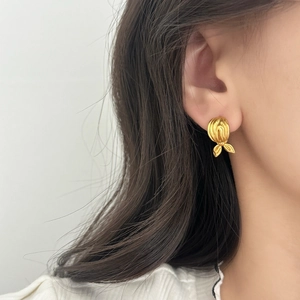 Boucles d'oreilles queue de poisson dorées élégantes avec design plissé torsadé